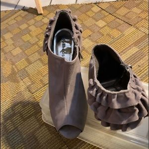 ✂️💲✂️Ladies Taupe 7” Dollhouse - sz 10 - $30